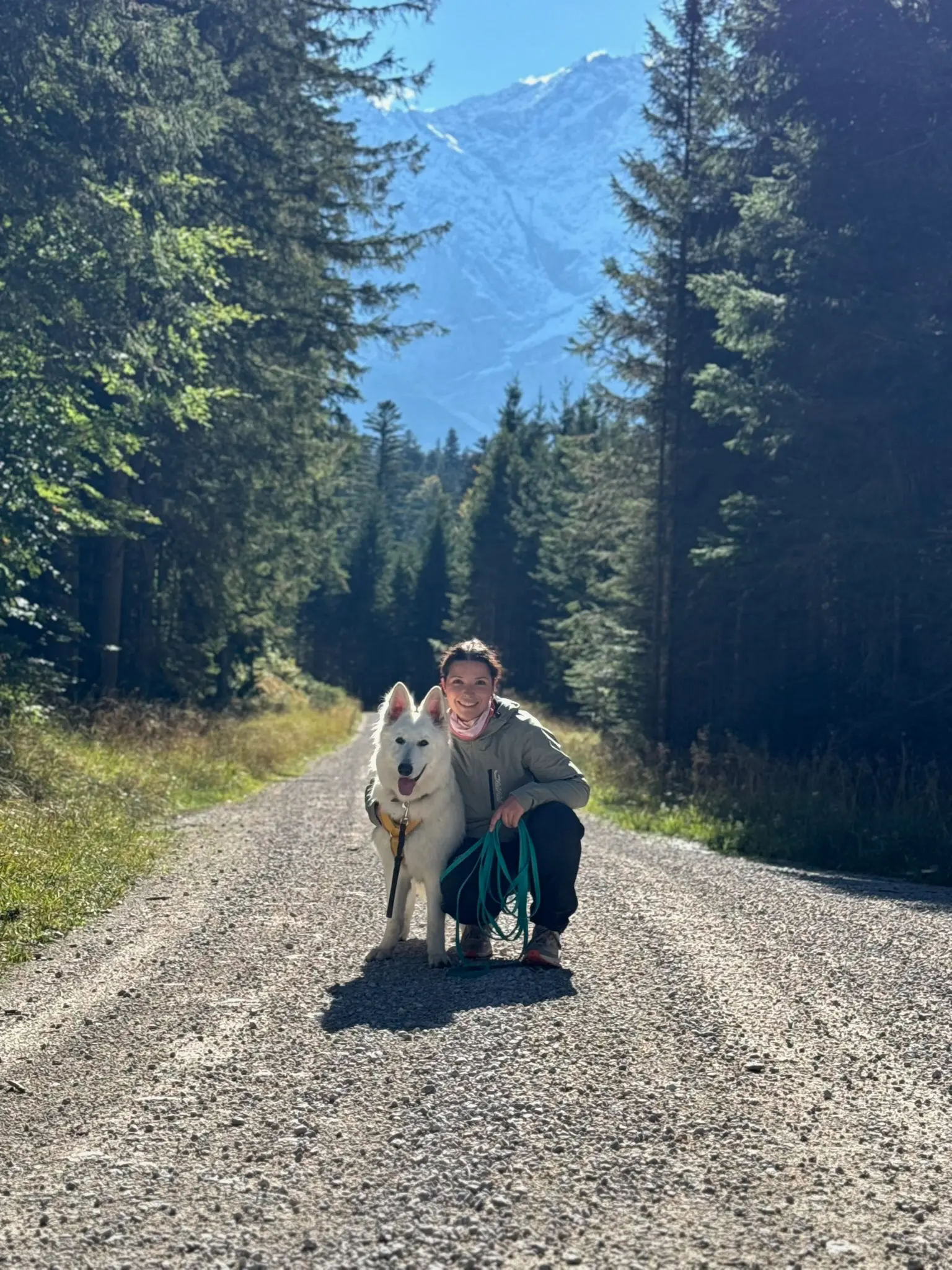 Melissa, Gründerin von DailyPaw, mit ihrem Hund